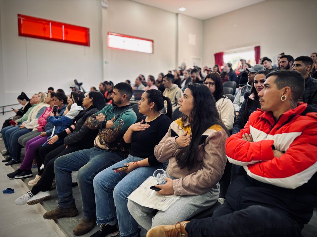 Rio Bom celebra assinatura de contratos habitacionais de 50 famílias