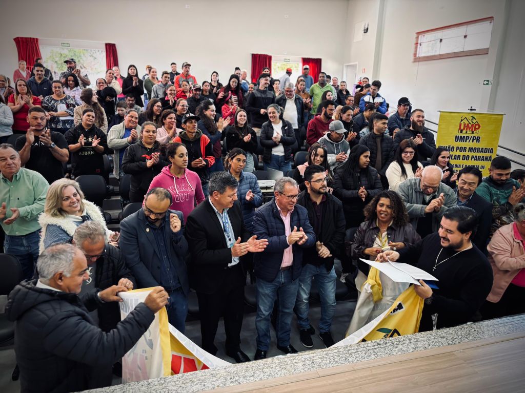 Rio Bom celebra assinatura de contratos habitacionais de 50 famílias