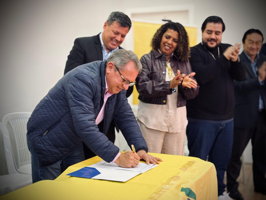 Rio Bom celebra assinatura de contratos habitacionais de 50 famílias