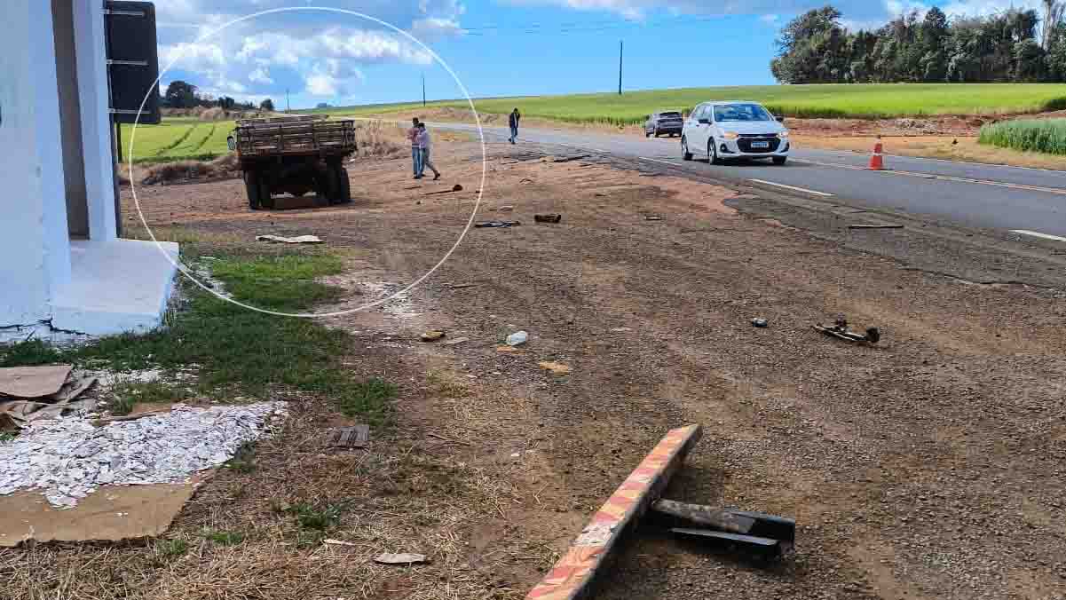 no km 207 da PR-272, entre Faxinal e Mauá da Serra.