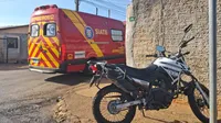 Acidente entre moto e ônibus deixa jovem ferida no João Paulo