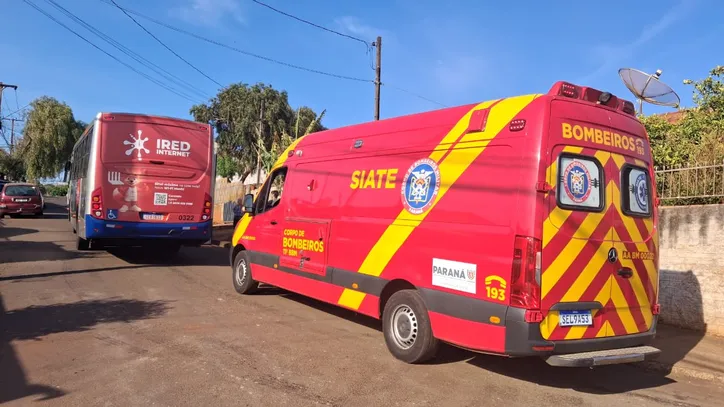 Acidente entre moto e ônibus deixa jovem ferida no João Paulo