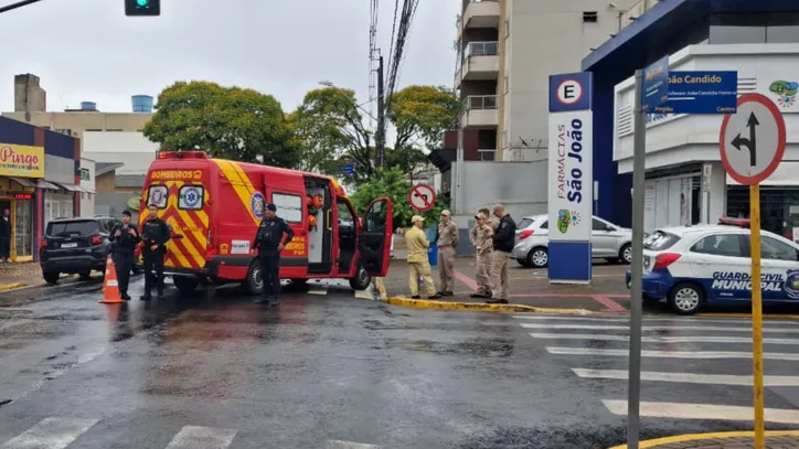 Ambulância do Siate se envolve em acidente com carro em Apucarana