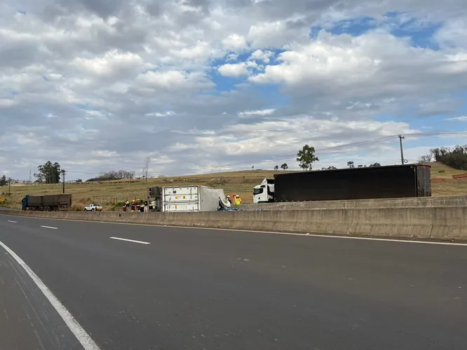 Carreta tomba no Contorno Sul de Apucarana e motorista sai ileso