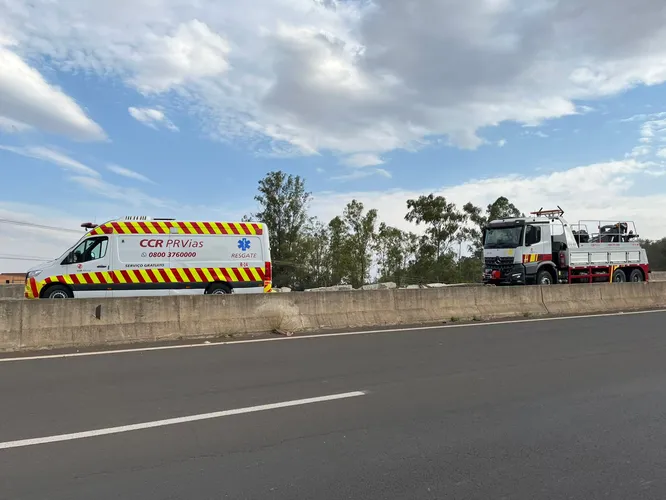 Carreta tomba no Contorno Sul de Apucarana e motorista sai ileso