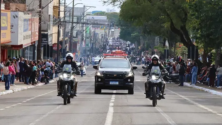 Desfile cívico da Independência atrai público recorde em Ivaiporã