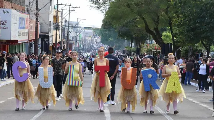 Desfile cívico da Independência atrai público recorde em Ivaiporã