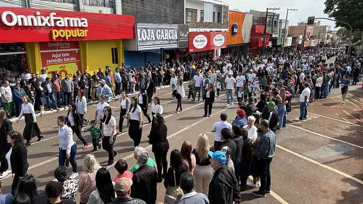 Desfile cívico da Independência atrai público recorde em Ivaiporã
