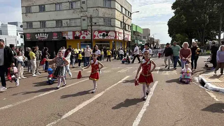 Desfile cívico da Independência atrai público recorde em Ivaiporã