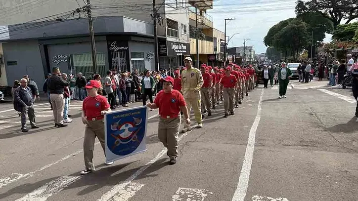 Desfile cívico da Independência atrai público recorde em Ivaiporã