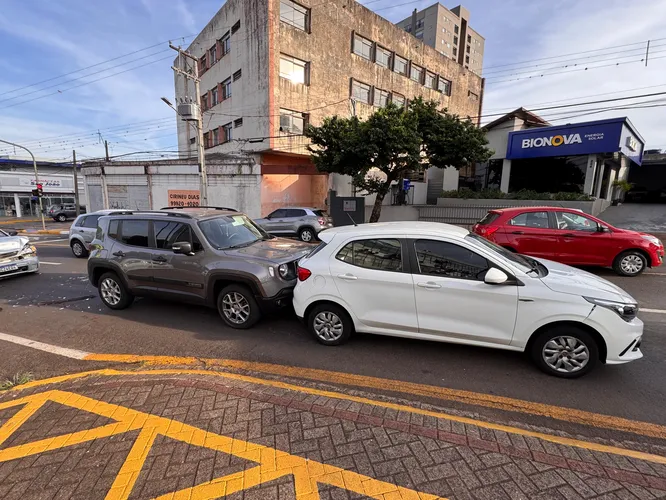 Engavetamento com três veículos deixa mulher ferida em Apucarana