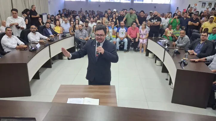 Lucas Leugi toma posse como vereador em Apucarana