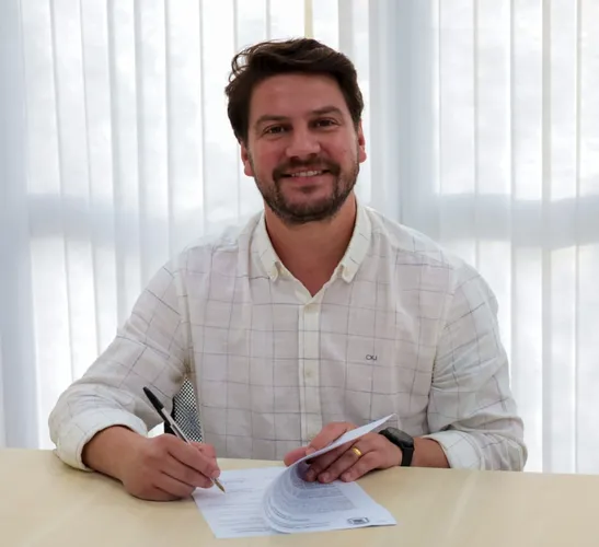 Prefeitura de Arapongas formaliza cessão de veículo para a Apae