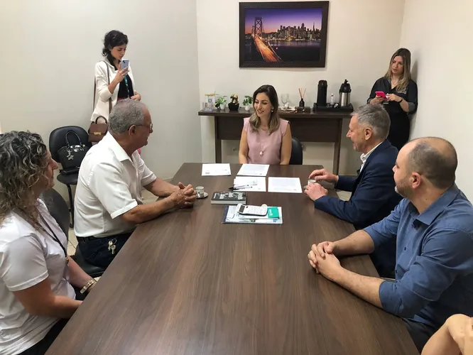 Terreno para nova Escola John Kennedy é oficializado com assinaturas