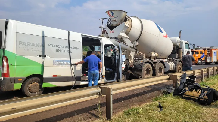 Van atingiu caminhão na traseira