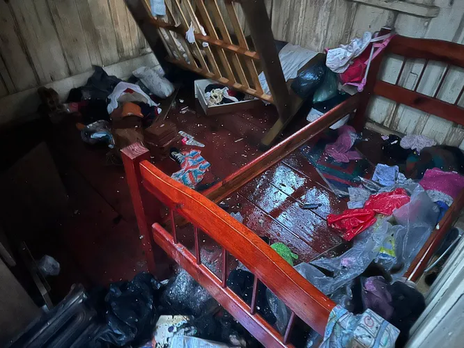 Veja fotos: casa foi totalmente destruída por fogo em Apucarana