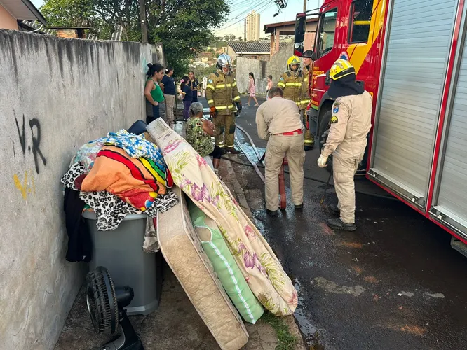 Veja fotos: casa foi totalmente destruída por fogo em Apucarana