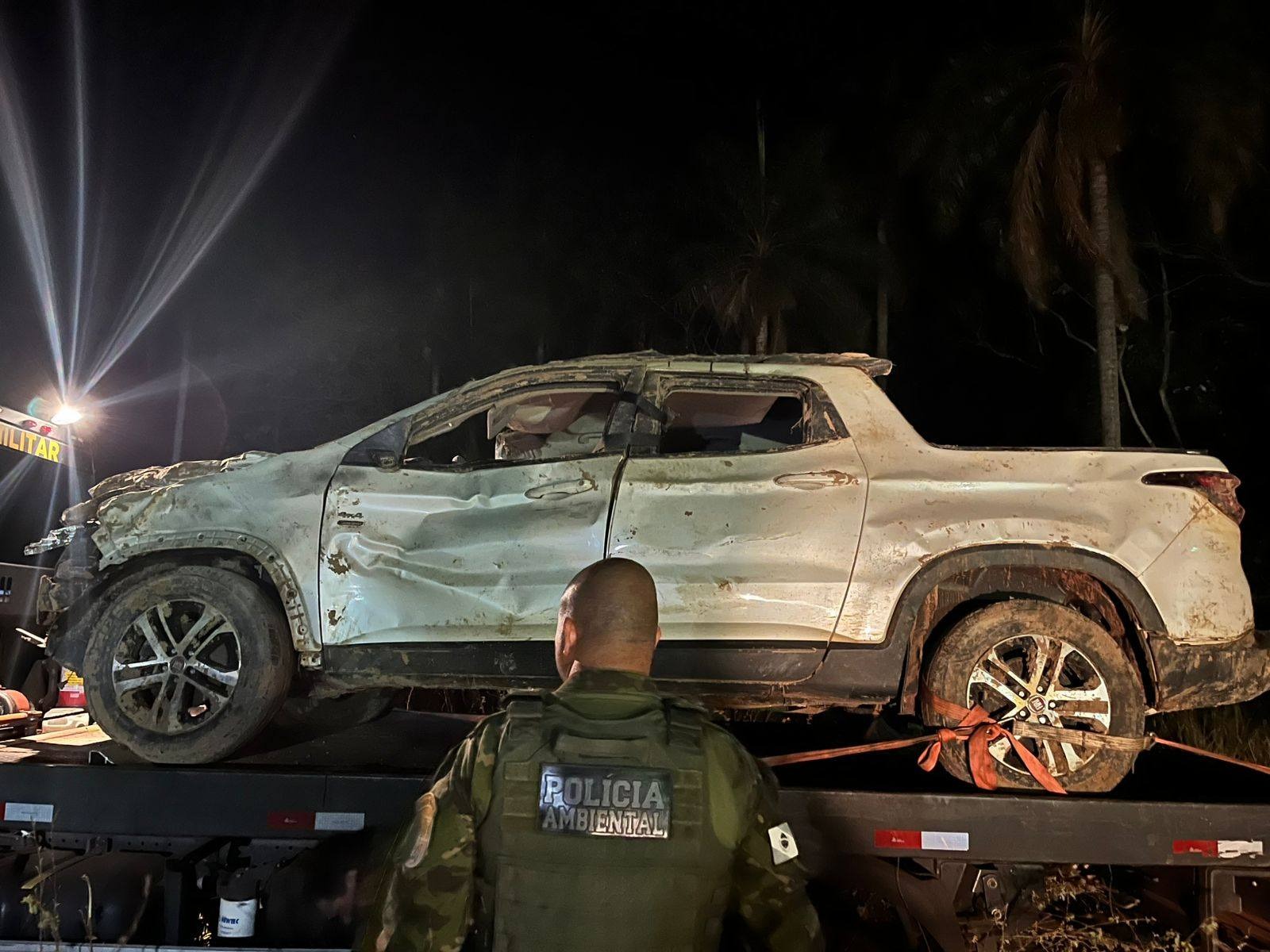 A picape estava com marcas de tiro e sangue.