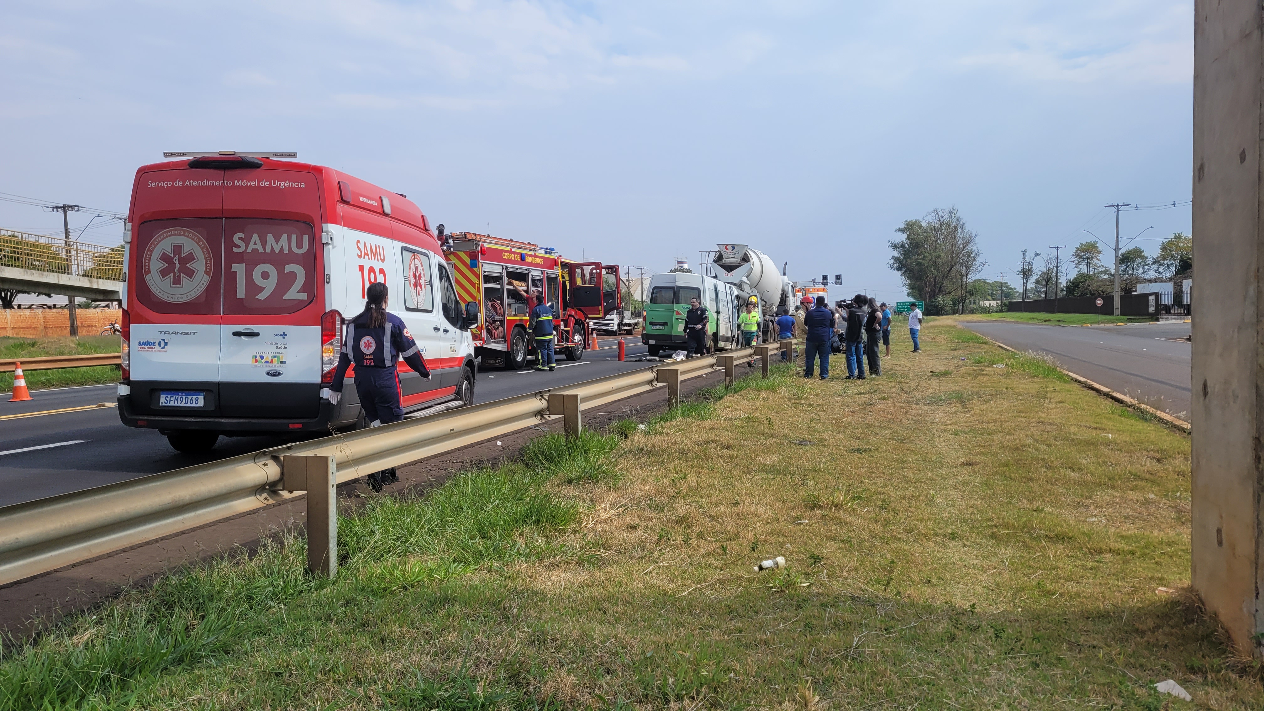 Acidente envolve van e caminhão deixa cinco feridos em Arapongas