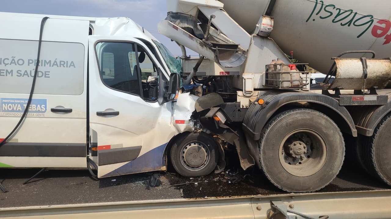 Acidente envolve van e caminhão deixa cinco feridos em Arapongas