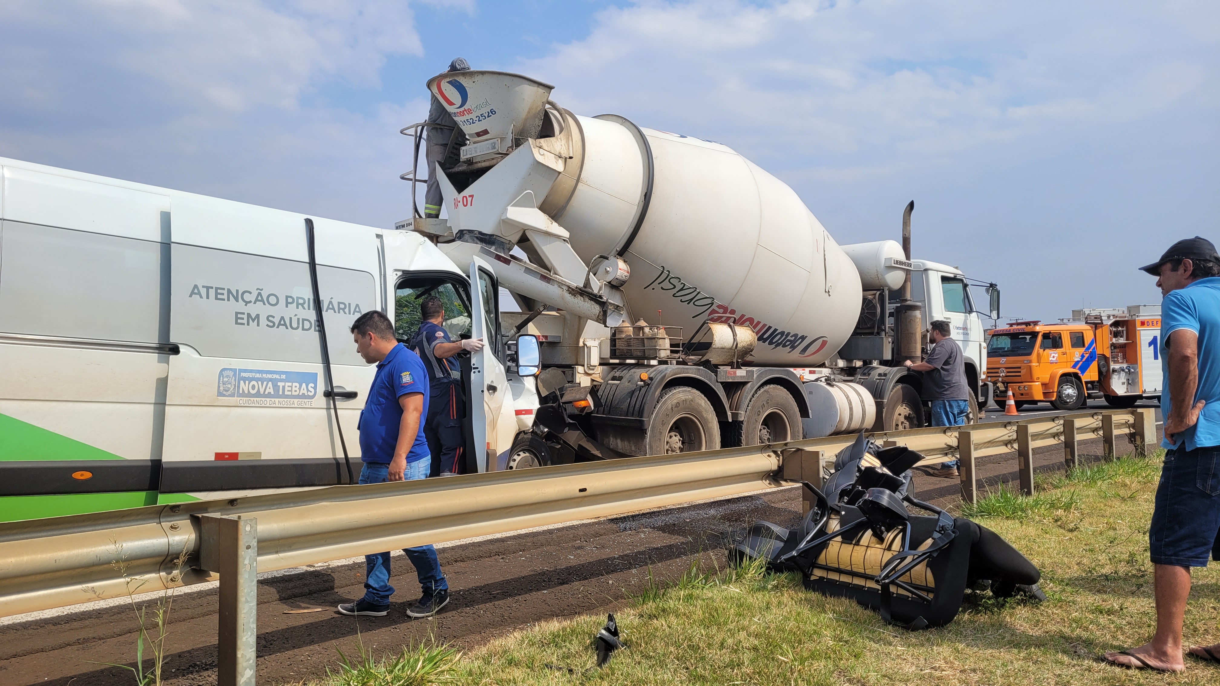 Acidente envolve van e caminhão deixa cinco feridos em Arapongas