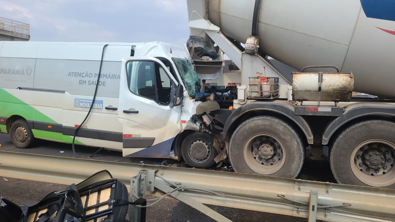 Acidente envolve van e caminhão deixa cinco feridos em Arapongas