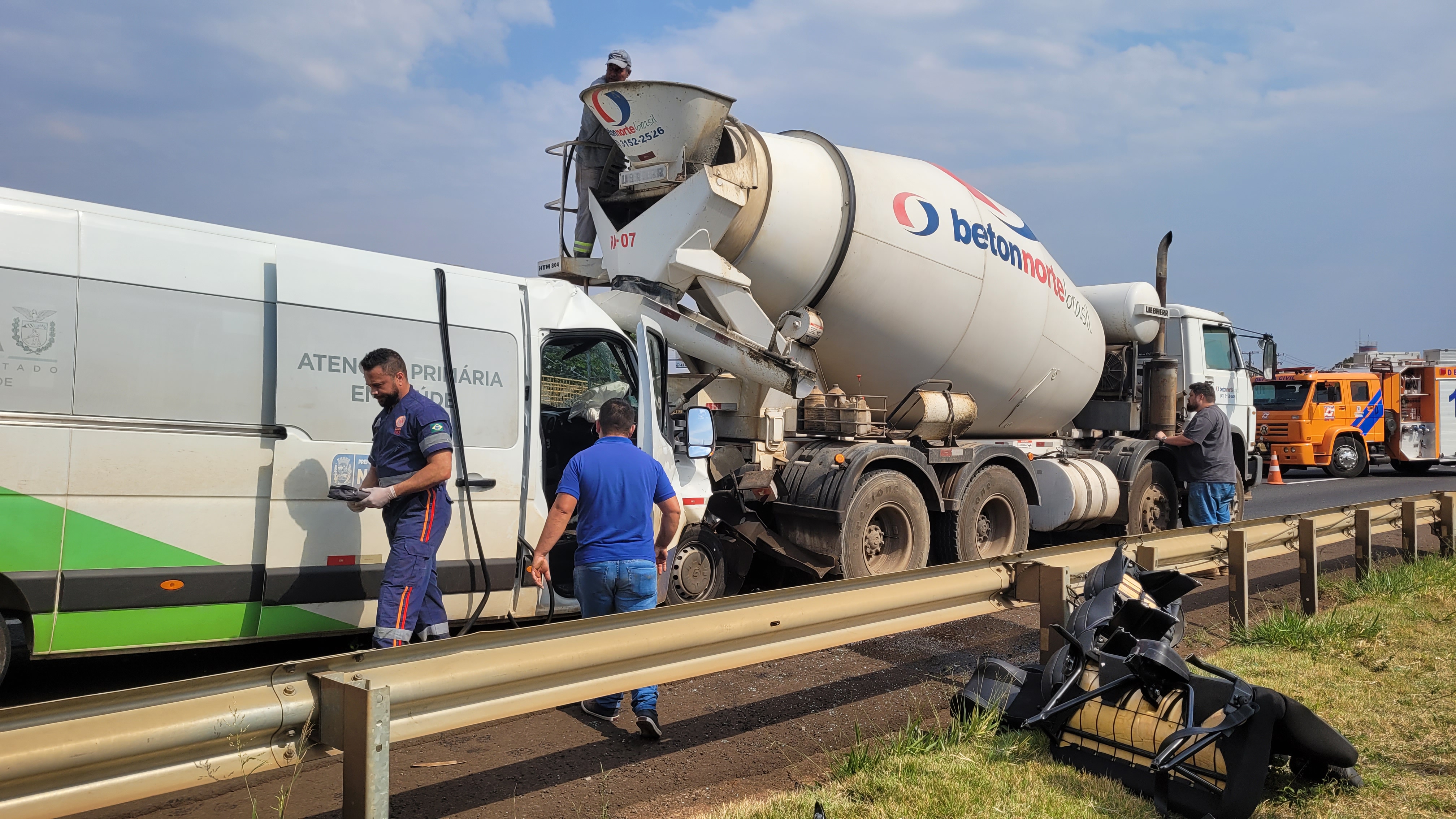 Acidente envolve van e caminhão deixa cinco feridos em Arapongas