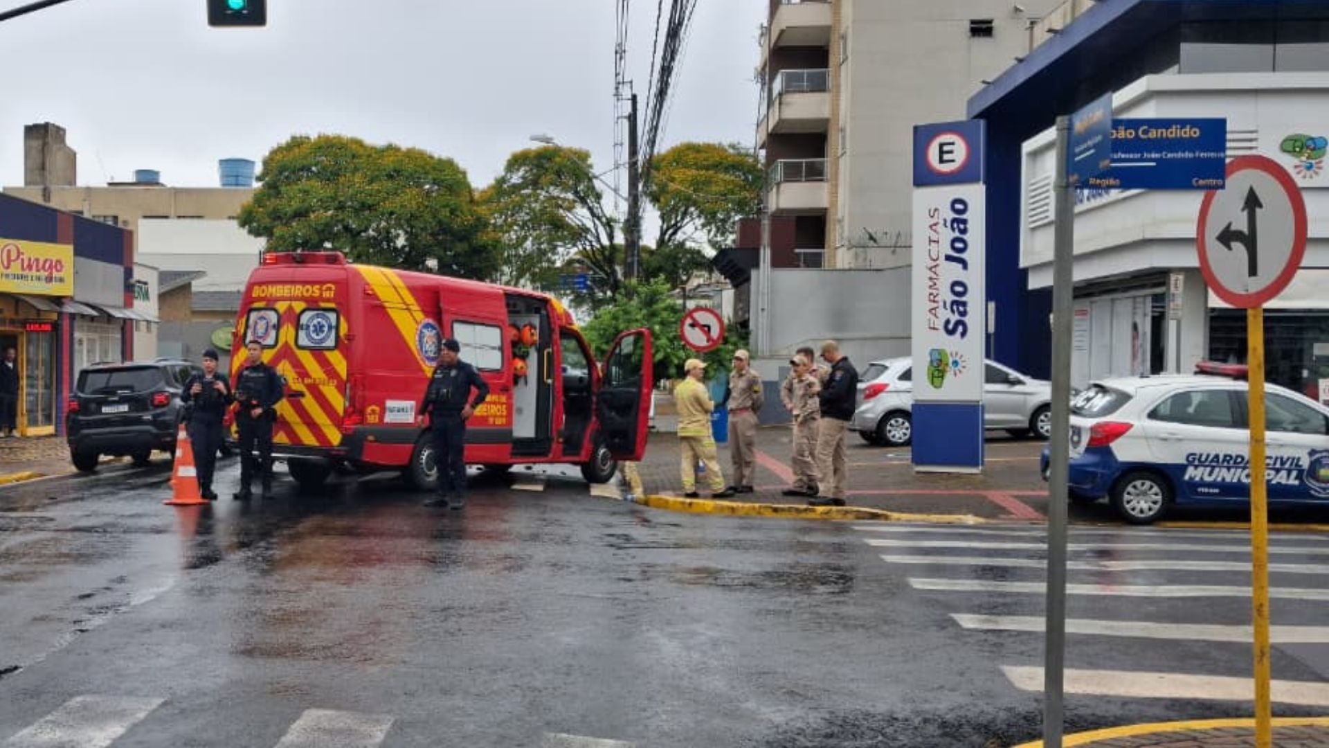 Ambulância do Siate se envolve em acidente com carro em Apucarana