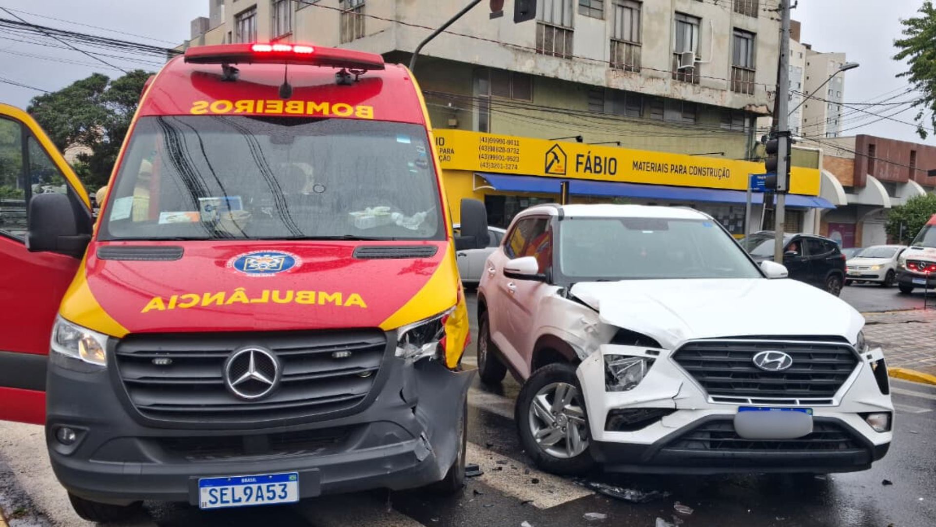 Ambulância do Siate se envolve em acidente com carro em Apucarana