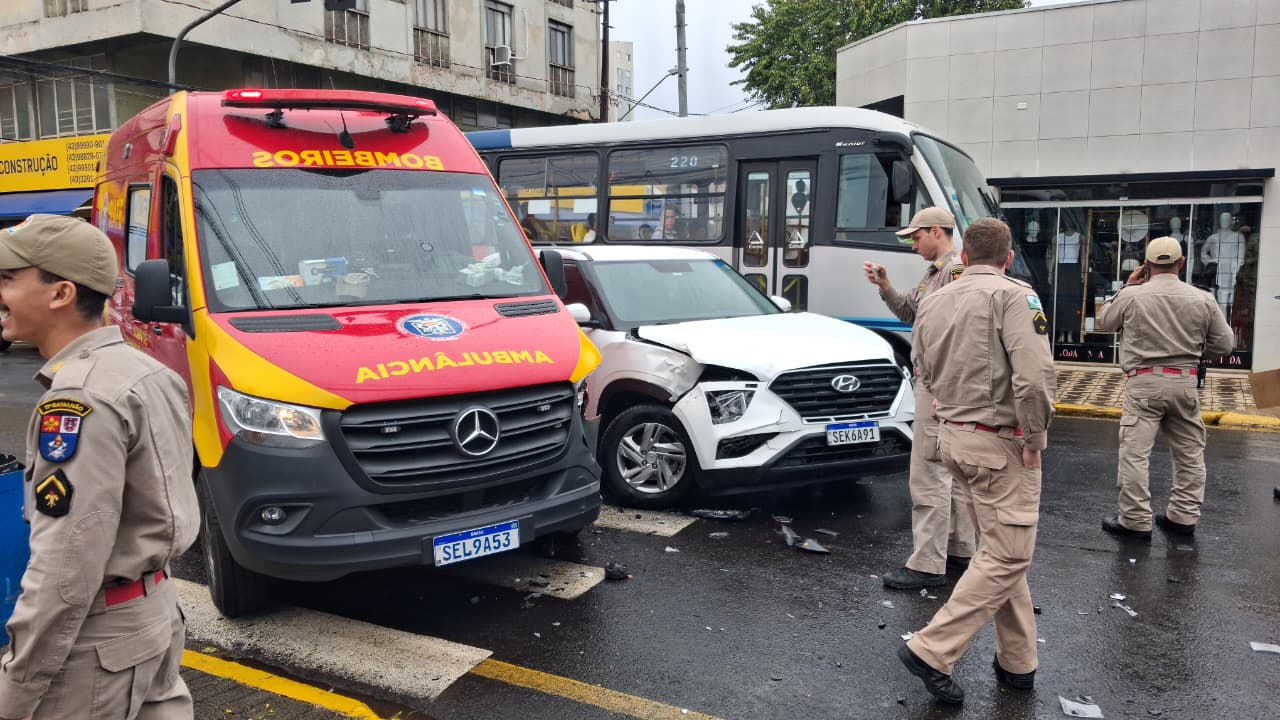 Ambulância do Siate se envolve em acidente com carro em Apucarana
