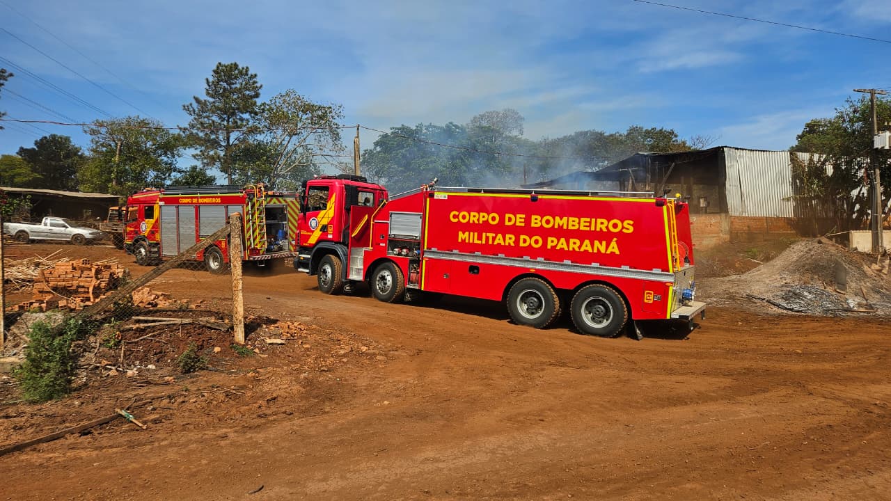 Bombeiros combatem incêndio em madeireira em Apucarana
