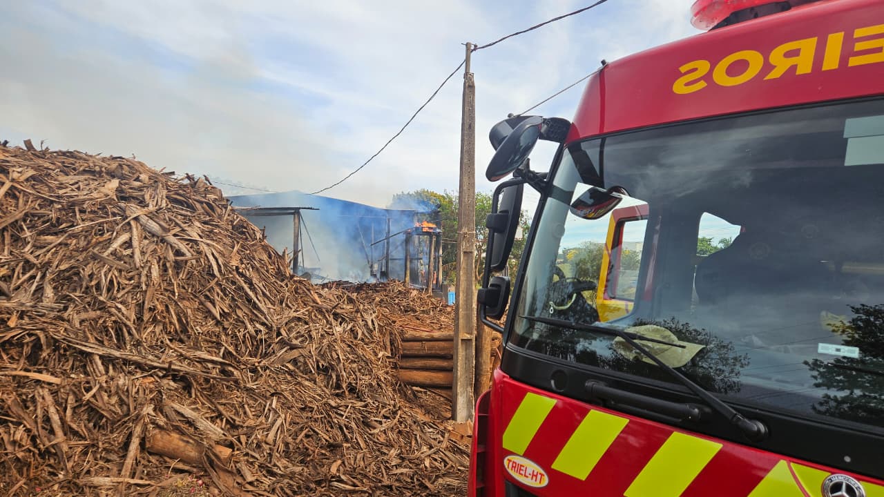 Bombeiros combatem incêndio em madeireira em Apucarana
