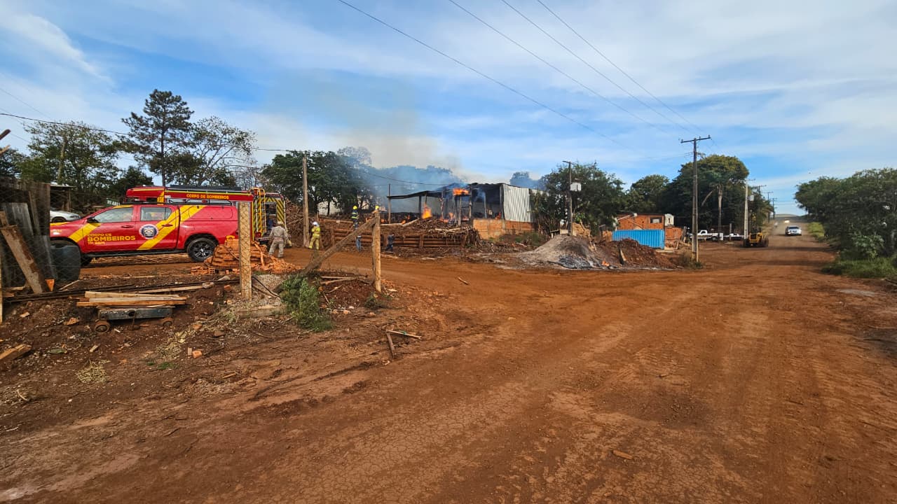 Bombeiros combatem incêndio em madeireira em Apucarana