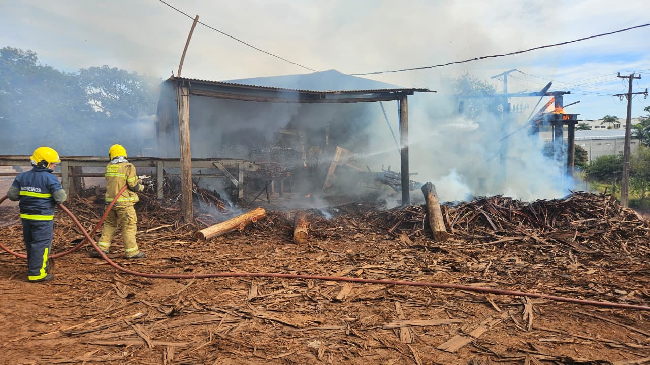 Bombeiros combatem incêndio em madeireira em Apucarana