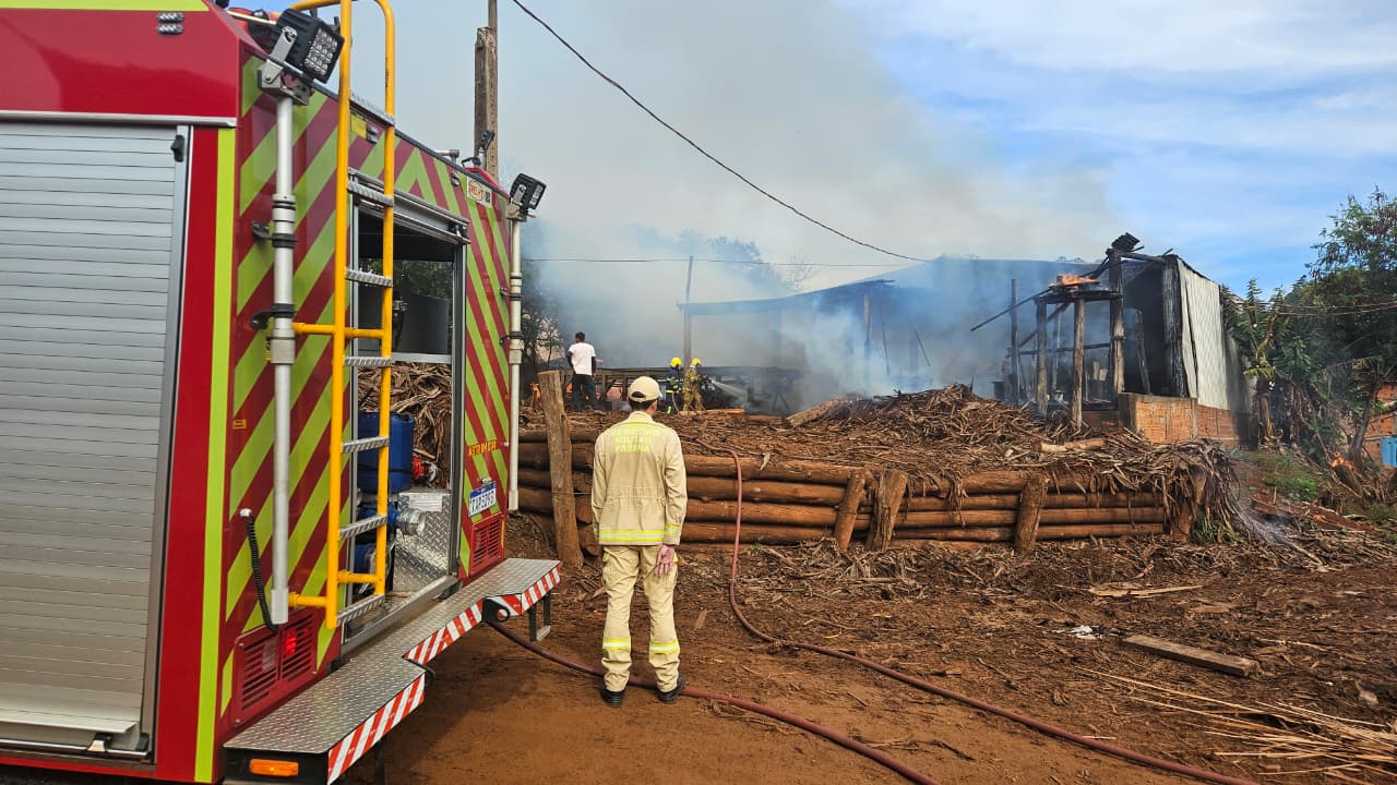 Bombeiros combatem incêndio em madeireira em Apucarana