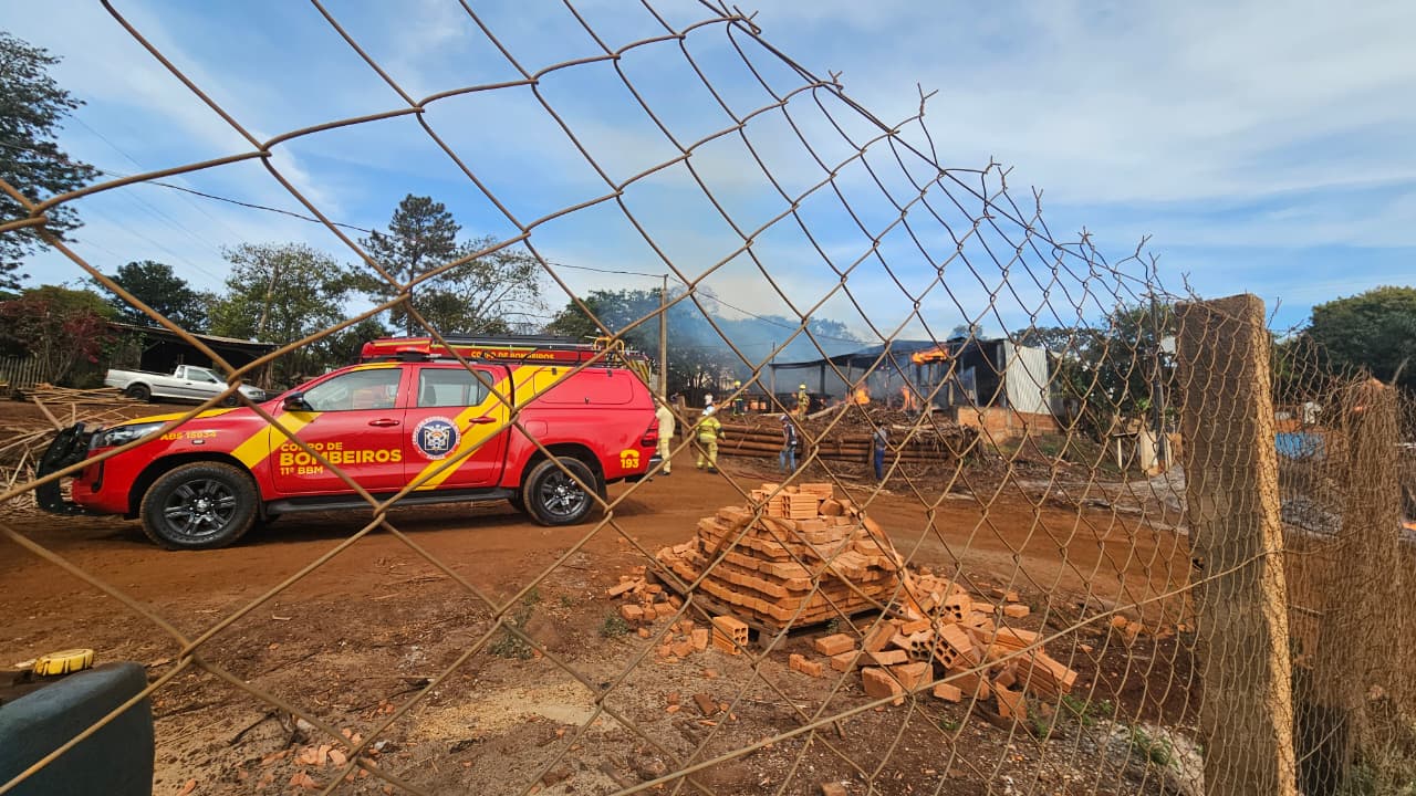 Bombeiros combatem incêndio em madeireira em Apucarana
