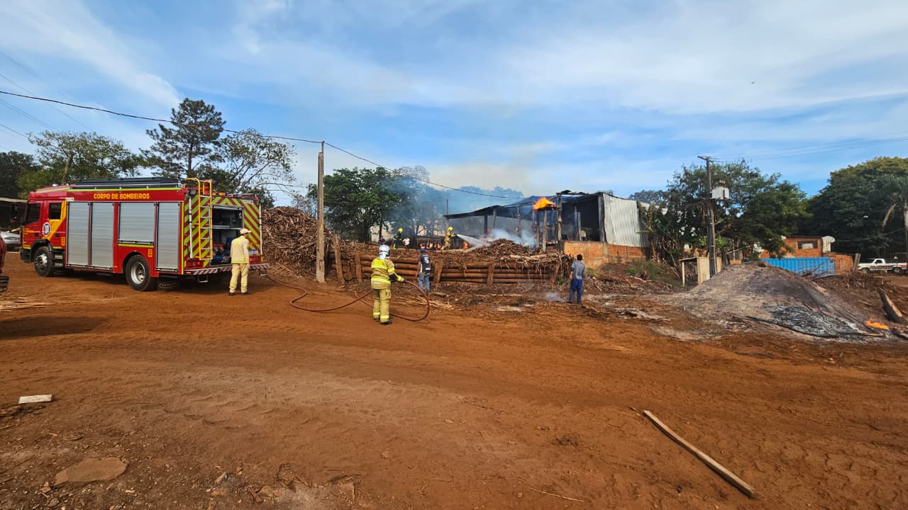 Bombeiros combatem incêndio em madeireira em Apucarana