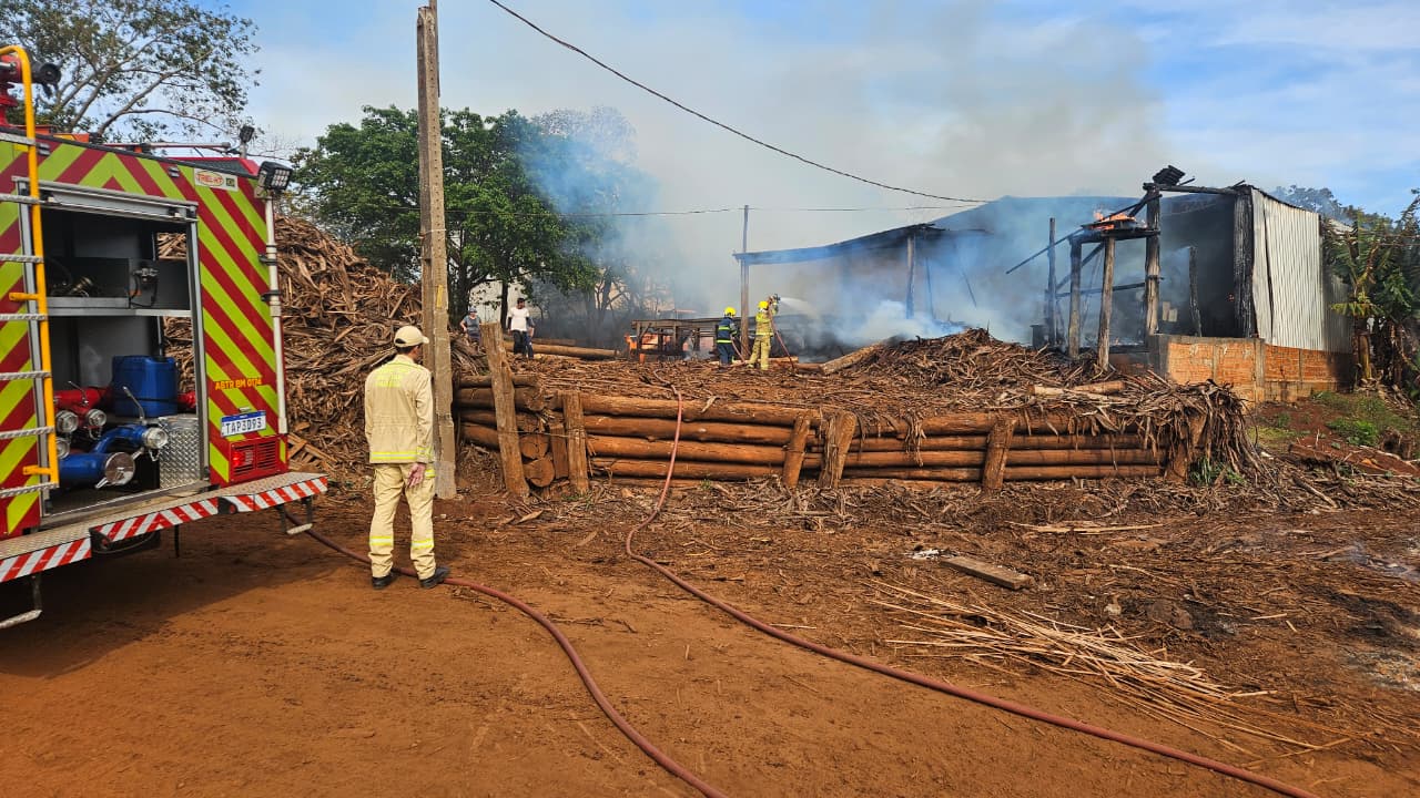 Bombeiros combatem incêndio em madeireira em Apucarana