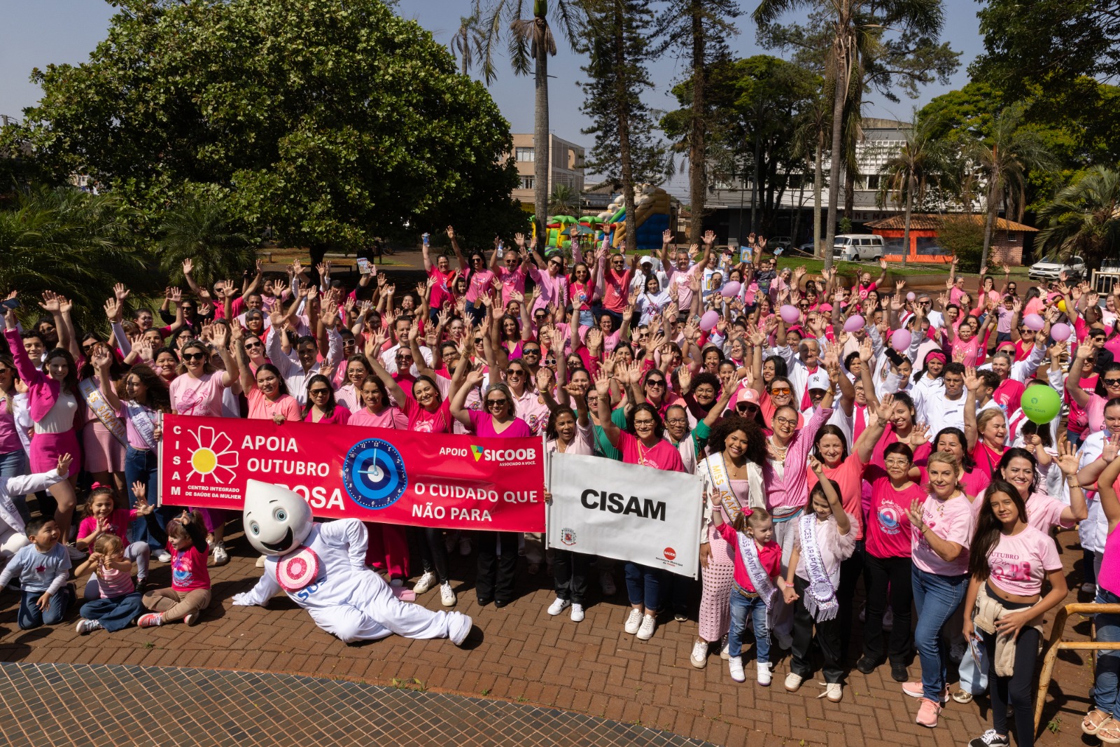 Caminhada abre Outubro Rosa e reúne centenas em Arapongas