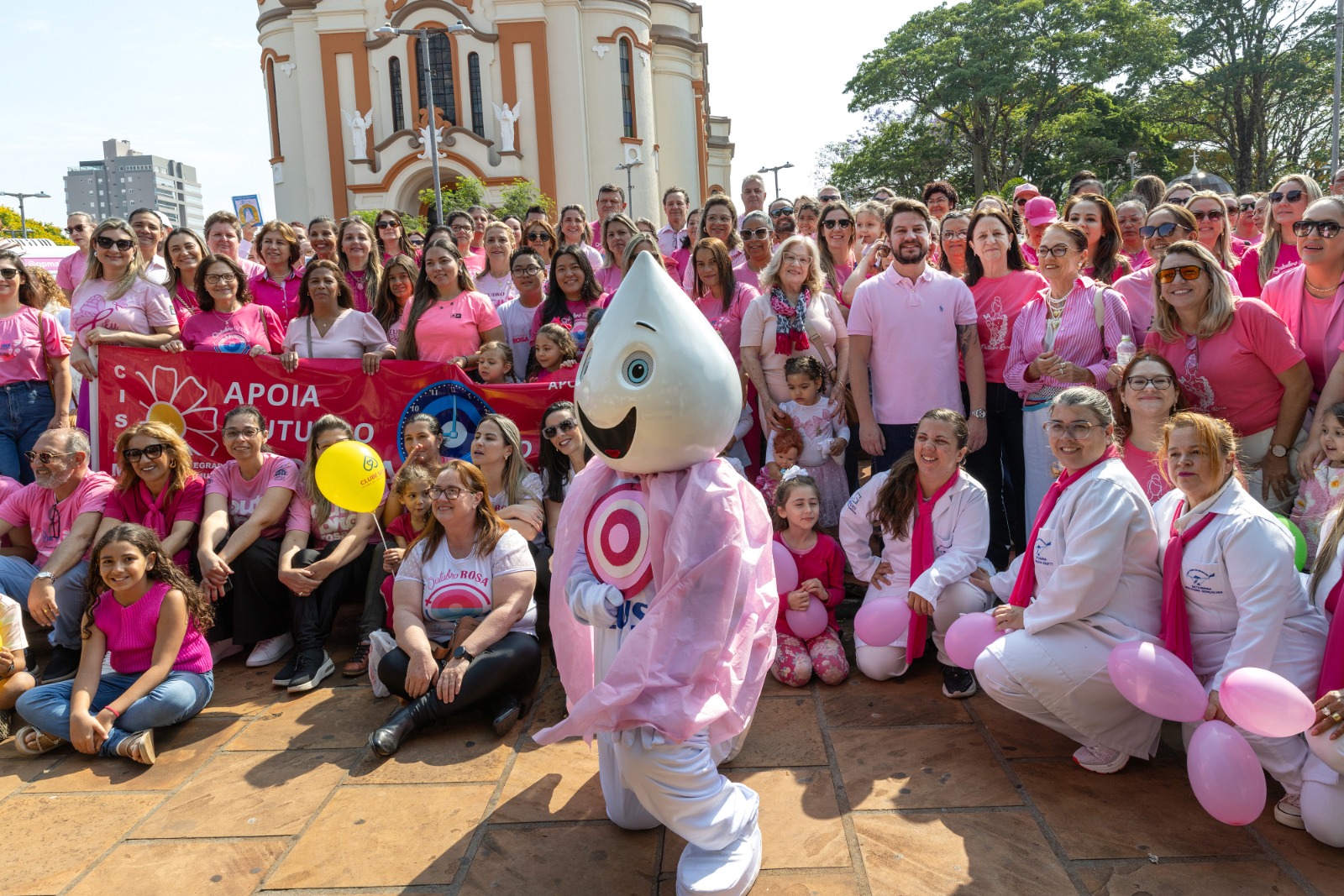 Caminhada abre Outubro Rosa e reúne centenas em Arapongas