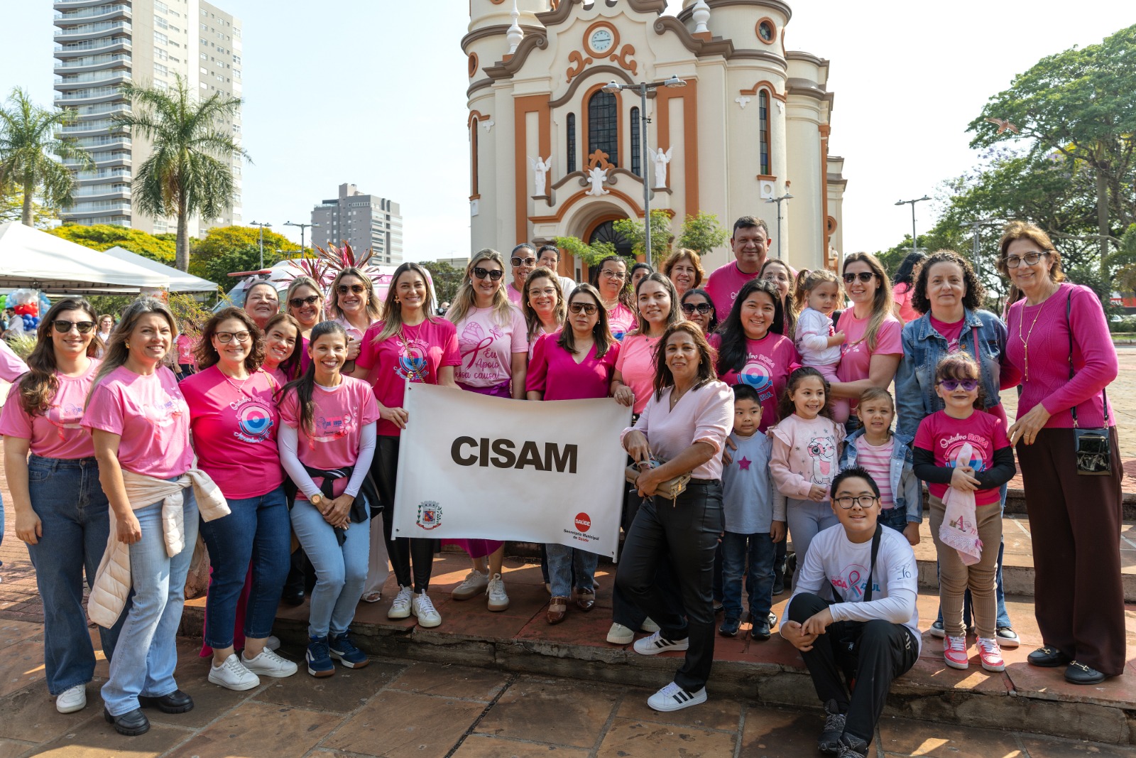 Caminhada abre Outubro Rosa e reúne centenas em Arapongas