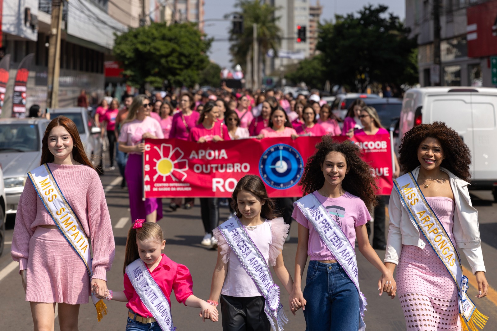 Caminhada abre Outubro Rosa e reúne centenas em Arapongas