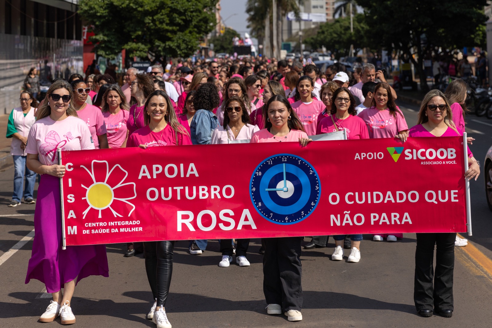 Caminhada abre Outubro Rosa e reúne centenas em Arapongas