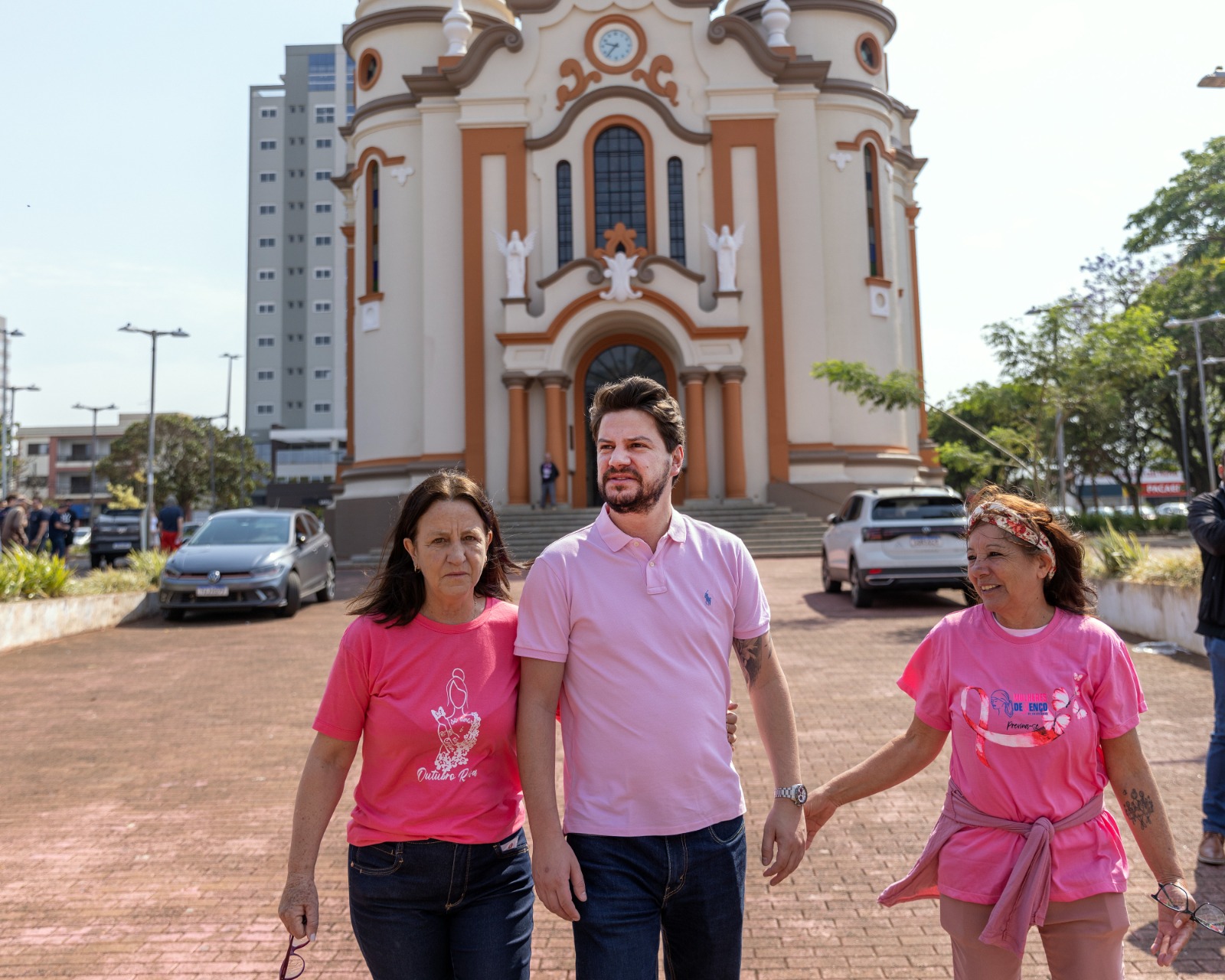 Caminhada abre Outubro Rosa e reúne centenas em Arapongas