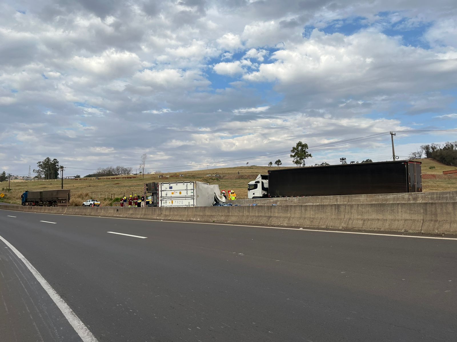 Carreta tomba no Contorno Sul de Apucarana e motorista sai ileso