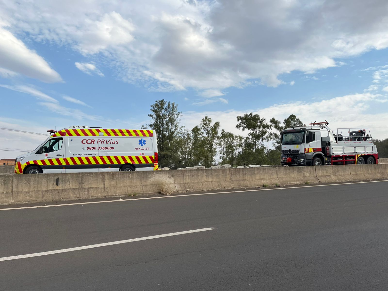 Carreta tomba no Contorno Sul de Apucarana e motorista sai ileso