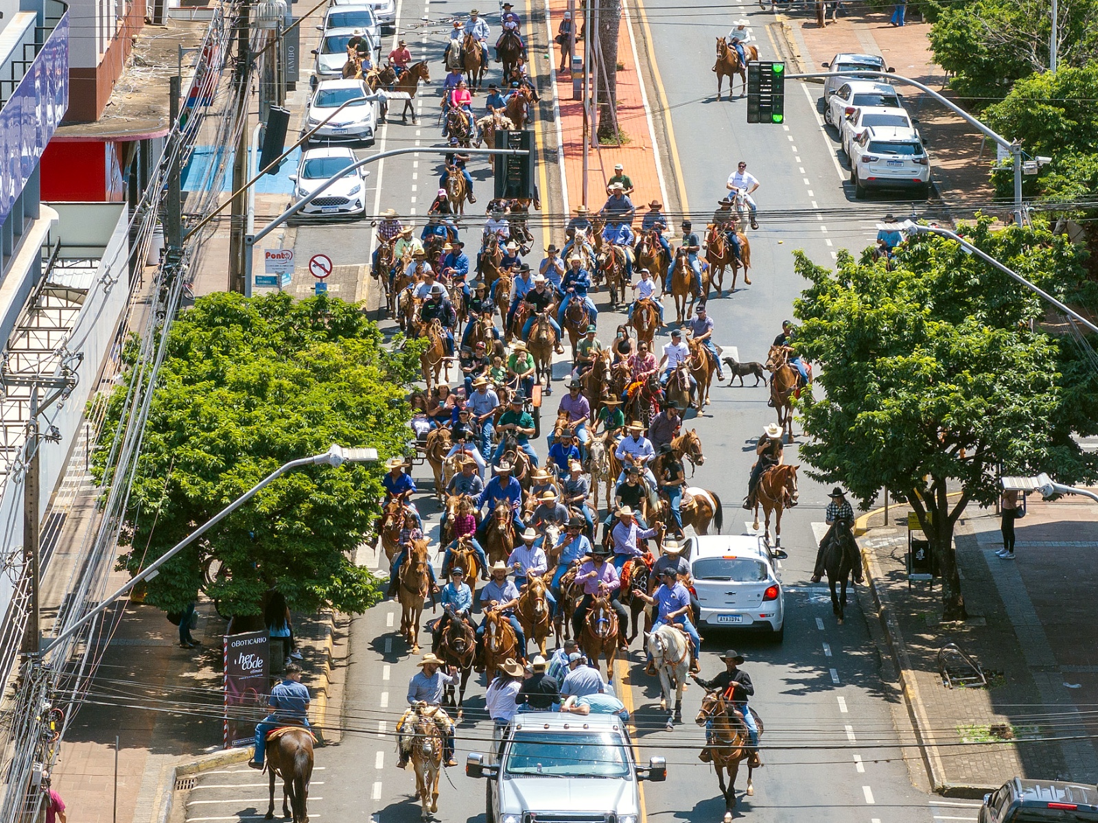 Cavalgada reúne público nas comemorações do aniversário de Arapongas