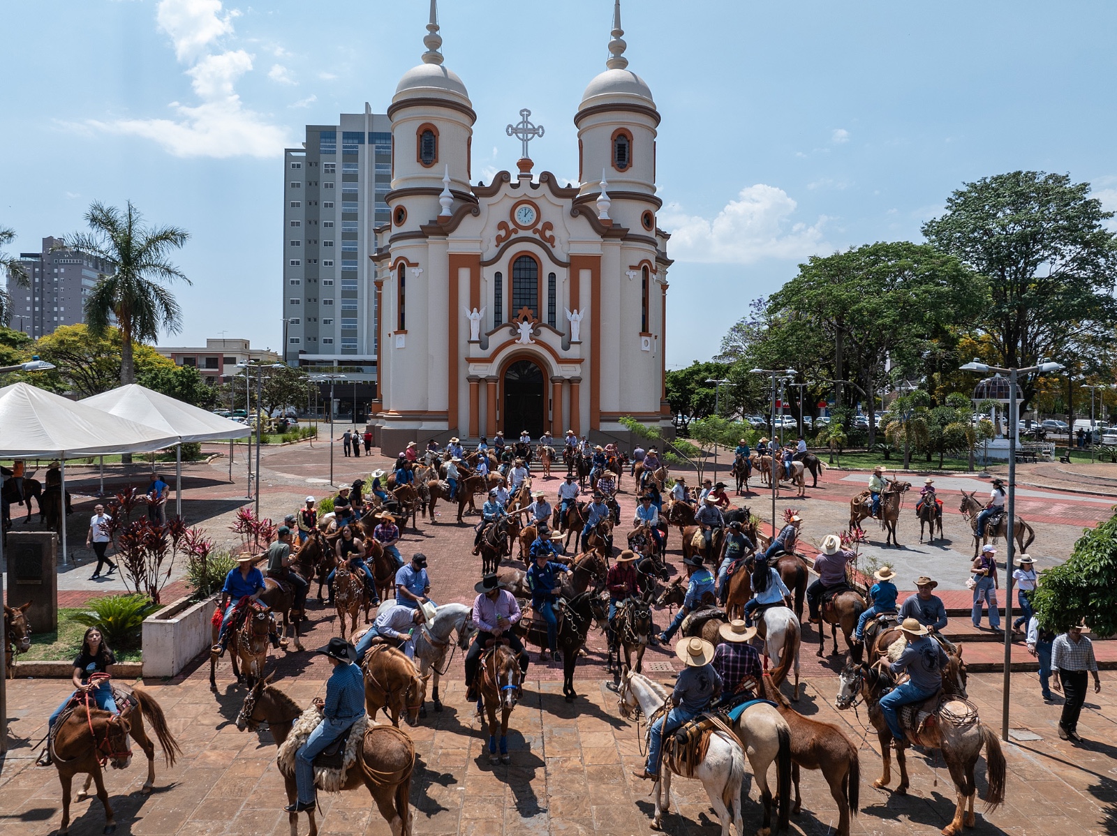 Cavalgada reúne público nas comemorações do aniversário de Arapongas