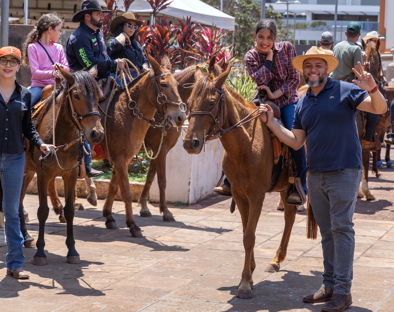Cavalgada reúne público nas comemorações do aniversário de Arapongas