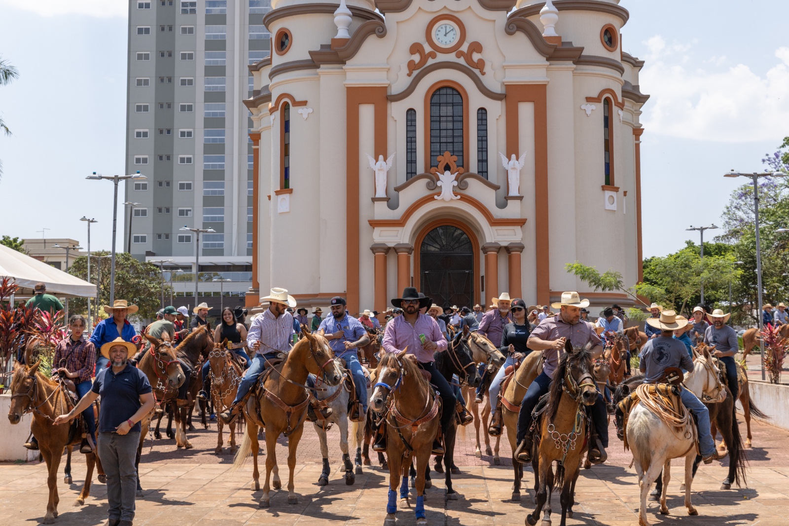 Cavalgada reúne público nas comemorações do aniversário de Arapongas